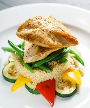 quiona ile tavuk fileto, yakın çekim