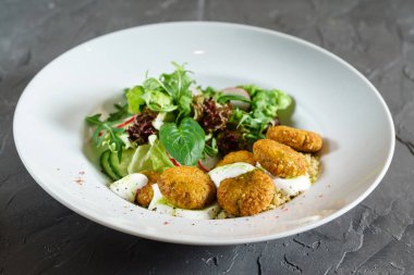 sebze nuggets kuskus ve salata ile