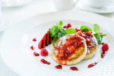 süzme peynir krep ile reçel, yakın çekim