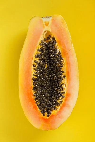 Papaya Fresca Sobre Fondo Amarillo Cerca — Foto de Stock