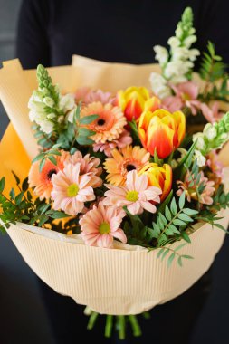 kadın elinde güzel buket 