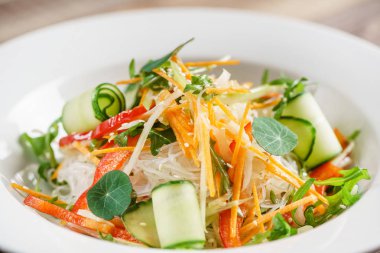 salata üzerinde ahşap arka plan bahar, yakın çekim