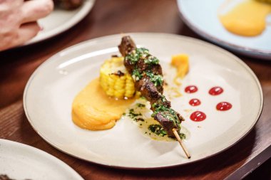 kebap soslu dana, yakın çekim