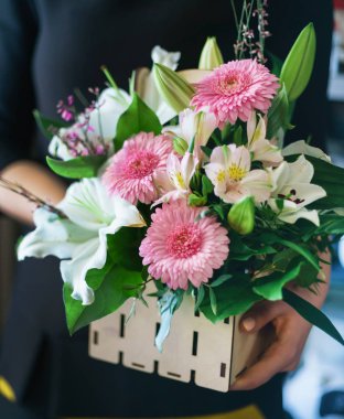 kadın elinde güzel buket 