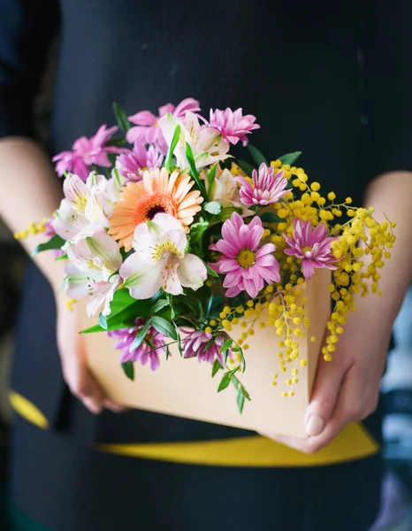 女性の手の中の素敵な花束 — ストック写真