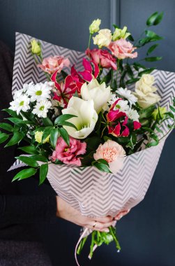 kadın elinde güzel buket 