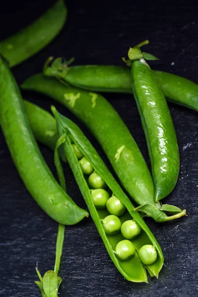 Gröna Ärtor Svart Närbild — Stockfoto