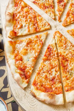 Masanın üzerinde lezzetli pizza yakın çekim