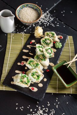 siyah arka plan üzerine ayarla suşi yakın çekim