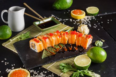 siyah arka plan üzerine ayarla suşi yakın çekim