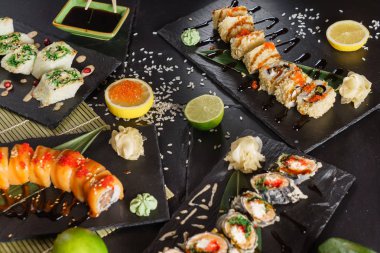 siyah arka plan üzerine ayarla suşi yakın çekim