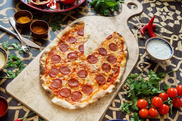 Gustosa Pizza Con Salame Vicino — Foto Stock