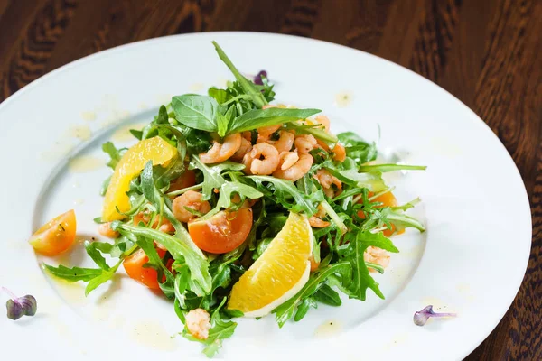 Insalata Fresca Con Gamberetti Primo Piano — Foto Stock