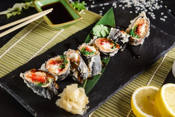 Sushi Auf Schwarzem Hintergrund Nahaufnahme — Stockfoto