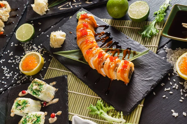 Sushi Set Fundo Preto Close — Fotografia de Stock