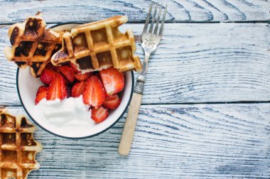 Waffle taze çilek ve krema ile