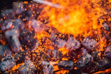 Parlayan kömür ve alev, kapat