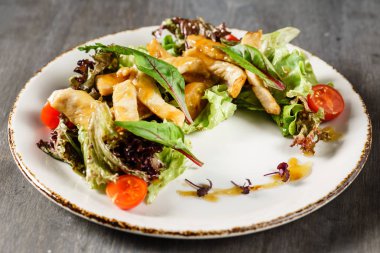 tavuk, taze salata yakın çekim