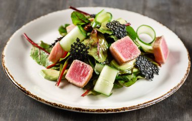 ton balığı salatası yakın çekim