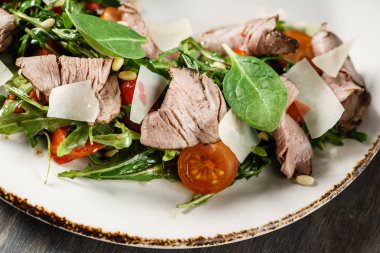 tavuk, salata yakın çekim