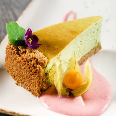 Matcha cheesecake soslu, yakın çekim