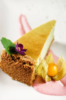 Matcha cheesecake soslu, yakın çekim