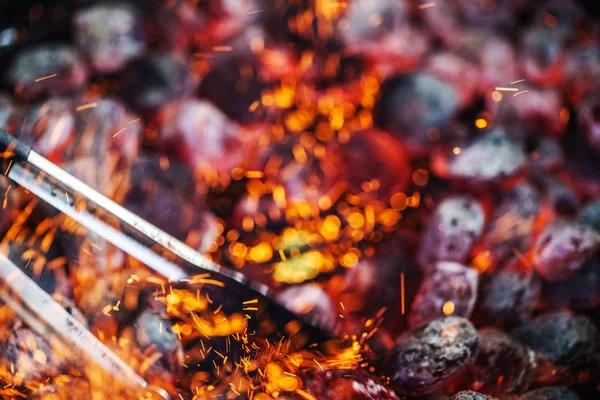 Carvão Chama Brilhantes Perto — Fotografia de Stock