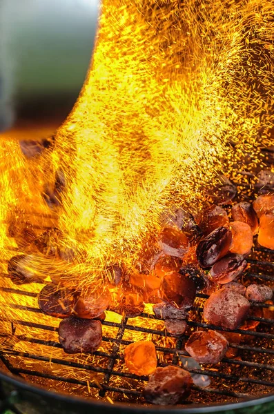 Glühende Kohle Und Flamme Aus Nächster Nähe — Stockfoto