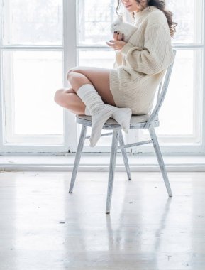 güzel tavşan evde tutan kadın 