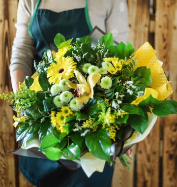 kadın elinde güzel buket 