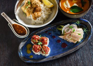 Japon lokantasında yemek, yakın çekim 