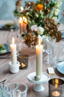 Mumlar tablo Easter. Dekor