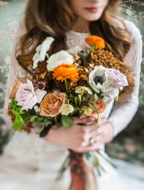 ellerinde çiçeklerle güzel gelin