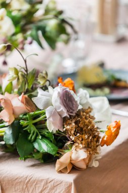 Düğün buketi masada, yakın çekim
