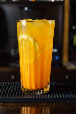 kokteyl barda, yakın çekim