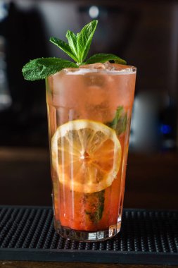 kokteyl barda, yakın çekim