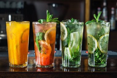 kokteyl barda, yakın çekim