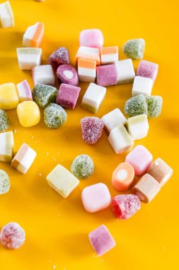sarı arka plan üzerinde renkli şekerler