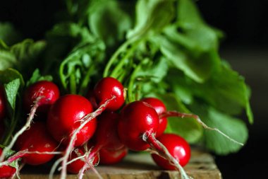 ahşap zemin, üzerine taze turp yakın çekim