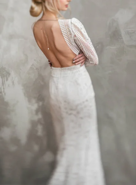Frau Weißen Kleid Posiert — Stockfoto