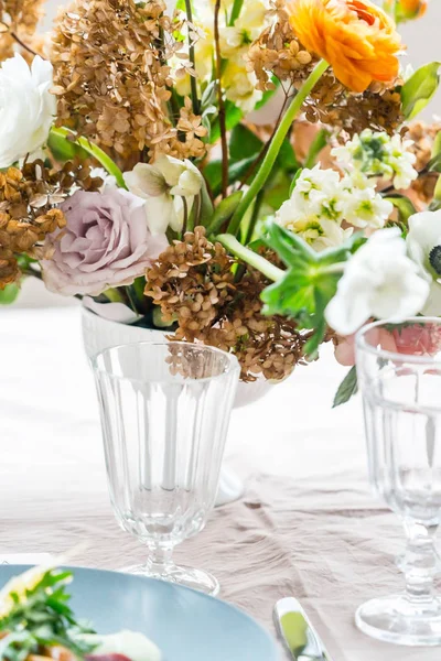 Mesa Pascua Con Flores Decoración — Foto de Stock