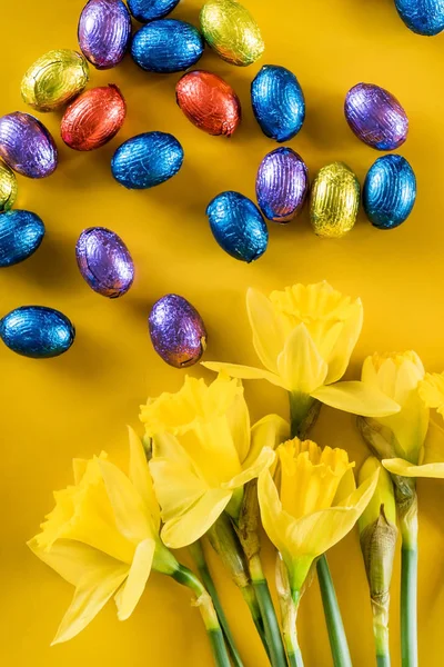 Gele Narcis Chocolade Eieren — Stockfoto