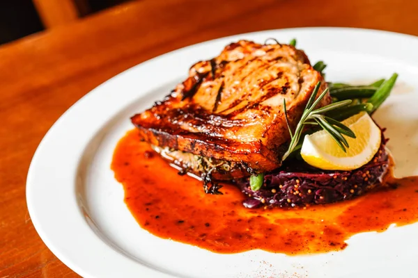 Bife Carne Com Repolho Vermelho Close — Fotografia de Stock