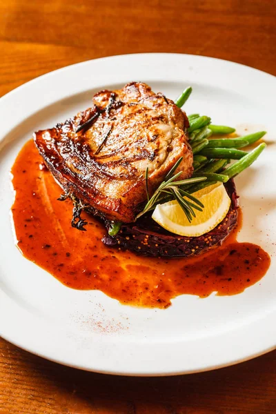 Bife Carne Com Repolho Vermelho Close — Fotografia de Stock