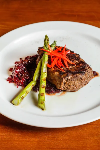 赤キャベツと肉のステーキをクローズ アップ — ストック写真