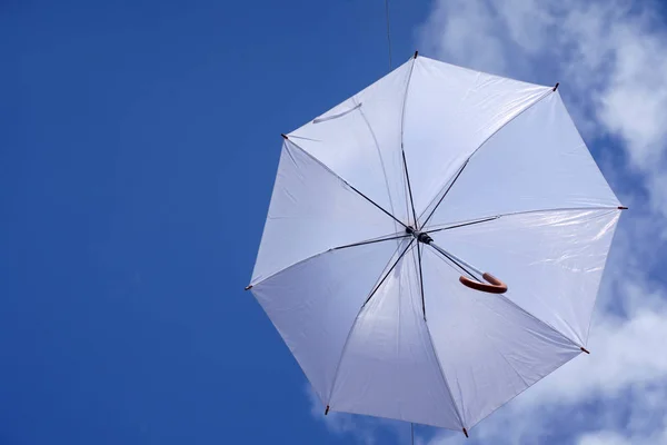Paraplu Vliegen Een Blauwe Hemelachtergrond — Stockfoto