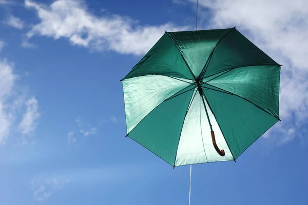 Paraplu Vliegen Een Blauwe Hemelachtergrond — Stockfoto