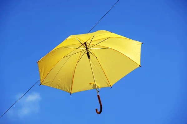 Bir Mavi Gökyüzü Arka Plan Üzerinde Uçan Şemsiye — Stok fotoğraf