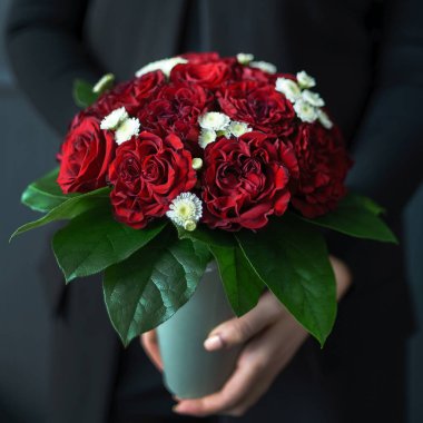 kadın elinde güzel buket 