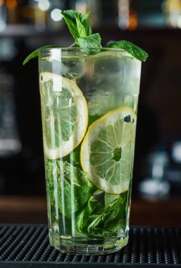 kokteyl barda, yakın çekim